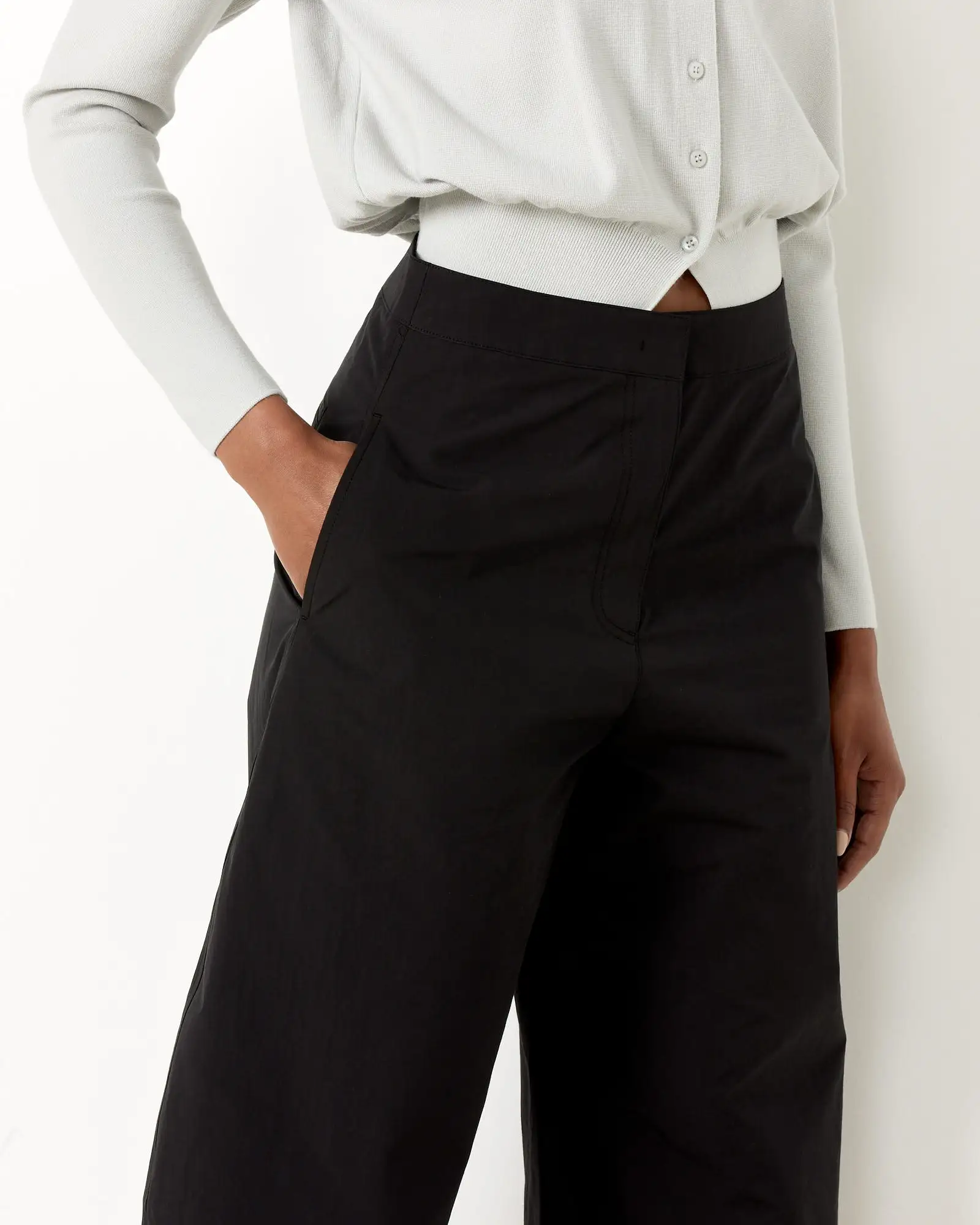 Curved Leg Pant in Black